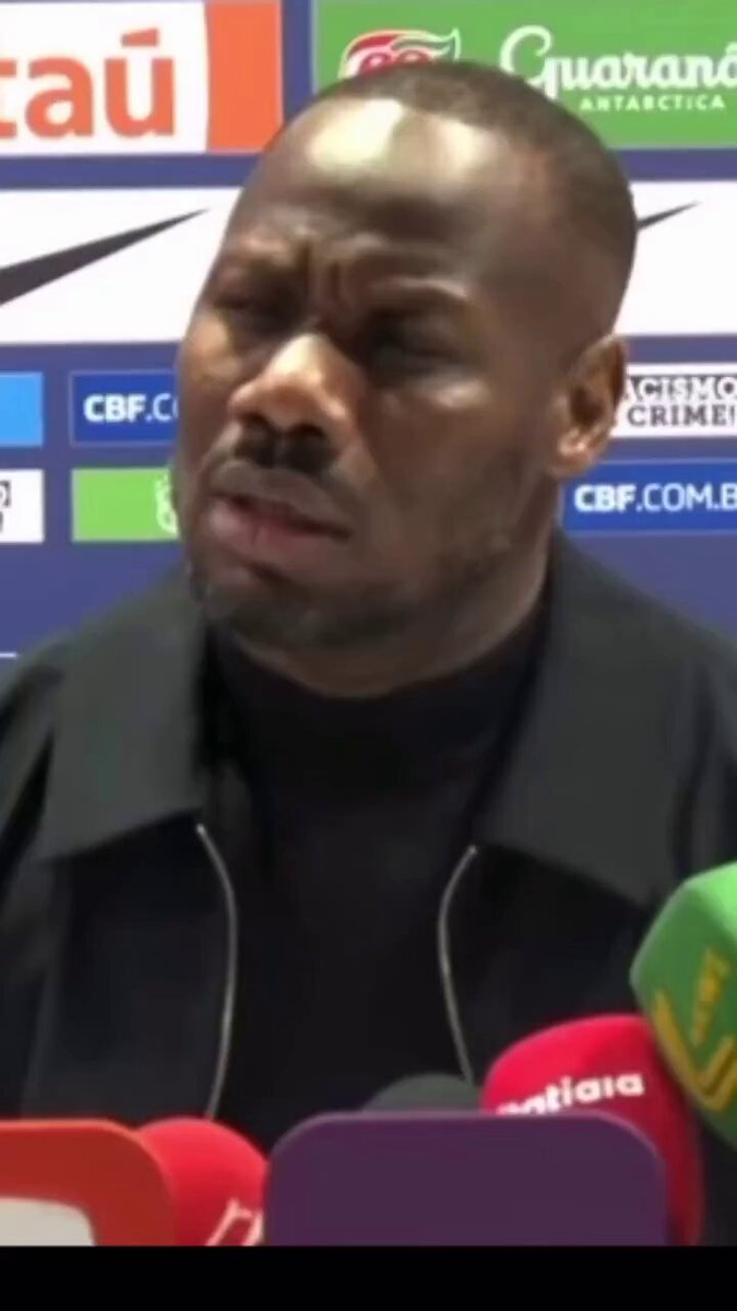 🔴🔴|| بابي ثياو، مدرب منتخب #السنغال 🇸🇳، ليس غريباً عليه هذا السلوك الاستفزازي الحقير الذي يمارسه على المنظمين. ففي نهاية المباراة الودية ضد البرازيل في لندن قبل الكان قال بعظمة لسانه 🗣️🎙️: "لم يحترمنا المنظمون! أخبرونا أنه لا يُسمح لأي من الفريقين بالتدرب على أرض الملعب في اليوم السابق للمباراة."