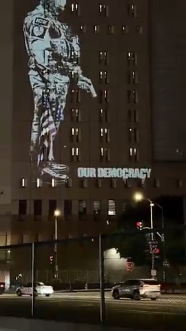 Brutal esta proyección anoche en un edificio de Los Ángeles tras el asesinato de Alex Pretti en Minneapolis. La música corre por mi cuenta.