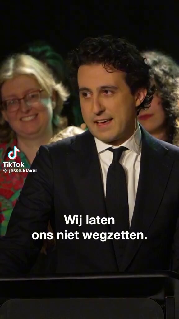 Doet alsof hij Justin Trudeau is, maar blijft steken op het niveau van een borrelnoot met een kapsel.