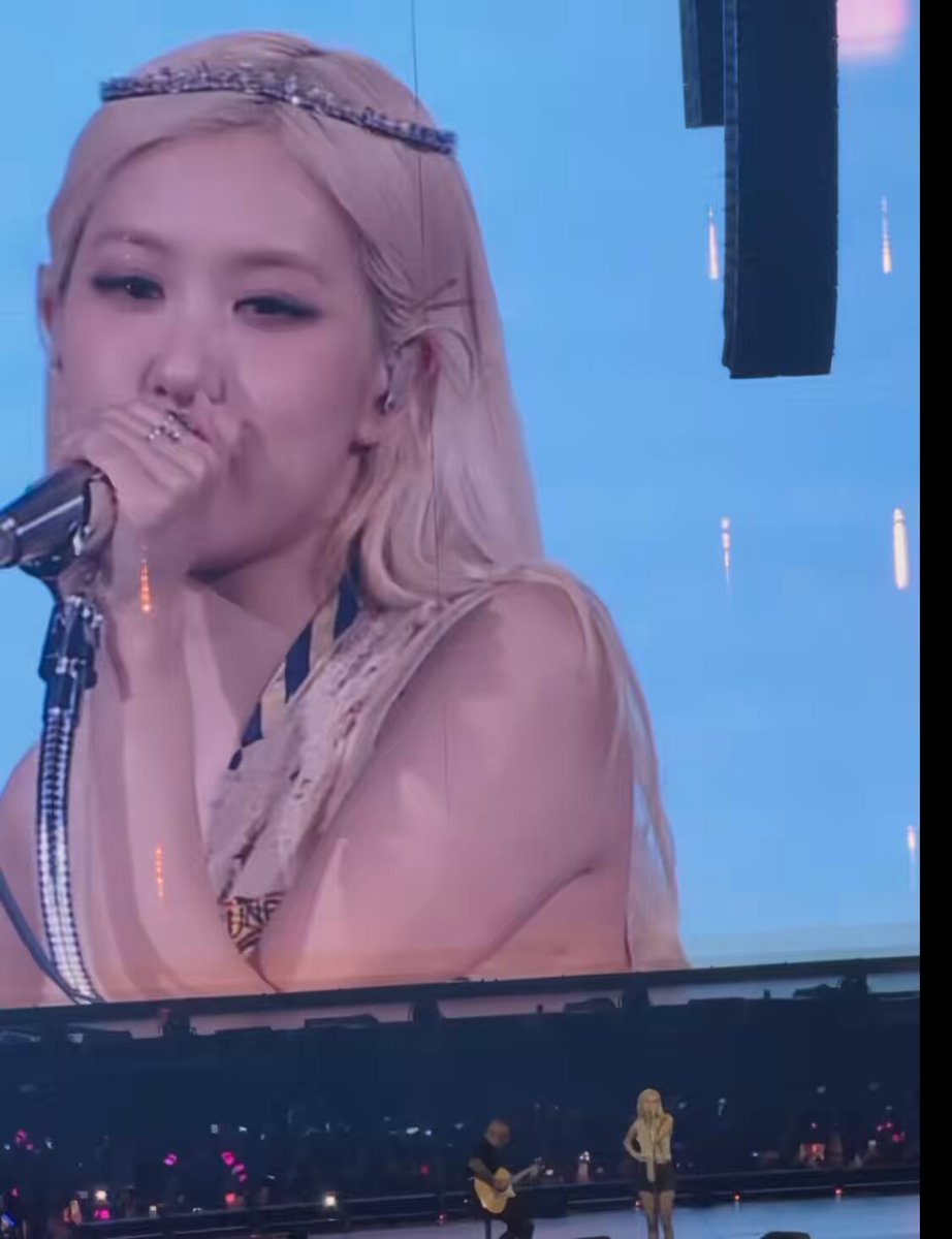 obsessed with the way rosé becomes so raw and vulnerable, while pouring so much emotion when she’s singing her heart out. you can tell that singing is her safe space ☹️