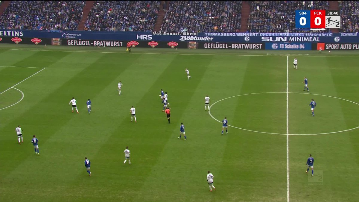 50-50-Entscheidung! 👀 Es wird kein Foul gepfiffen. ❌ ➡️ Die 2. Bundesliga live auf Sky. 🍿📺 #sky2bundesliga #s04fck