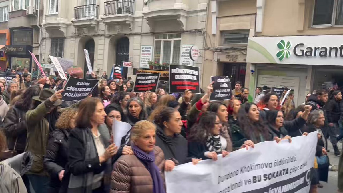 Durdona göçmen bir kadındı. Göçmen kadınlar patriyarka ve ırkçılıkla şiddete katmerli maruz kalıyor. Erkek şiddetine maruz kalan kadınlar GGM ve sınır dışı ile tehdit edilirken fail erkekler Nadira ve Dina davalarındaki cezasızlığa güveniyor. Göçmen kadınlar yalnız değildir!