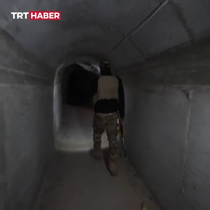 Suriye'nin Rakka kentinde, terör örgütü YPG'nin sivil yerleşim yerlerinde açtığı tüneller görüntülendi.