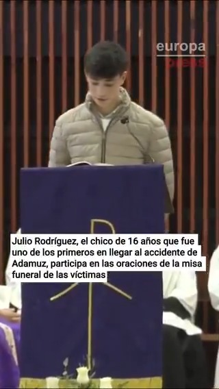Julio Rodríguez, el chico de 16 años que fue uno de los primeros en llegar al accidente de Adamuz y socorrer a los heridos, participa en las oraciones de la misa funeral de las víctimas