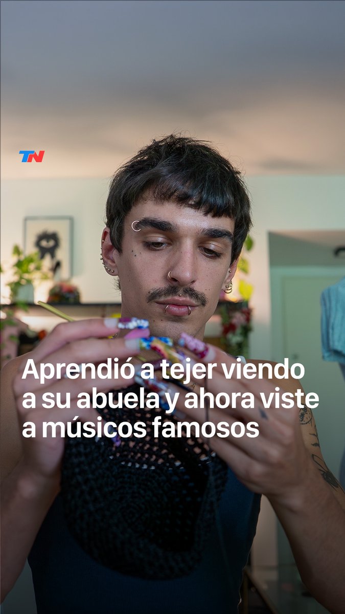 Tiene 27 años, aprendió a tejer viendo a su abuela y ahora viste a músicos famosos desde el living de su casa: "En seis horas puedo sacar un vestido". "Hay que hacer, hacer y hacer para llegar a algo", le confiesa a TN.