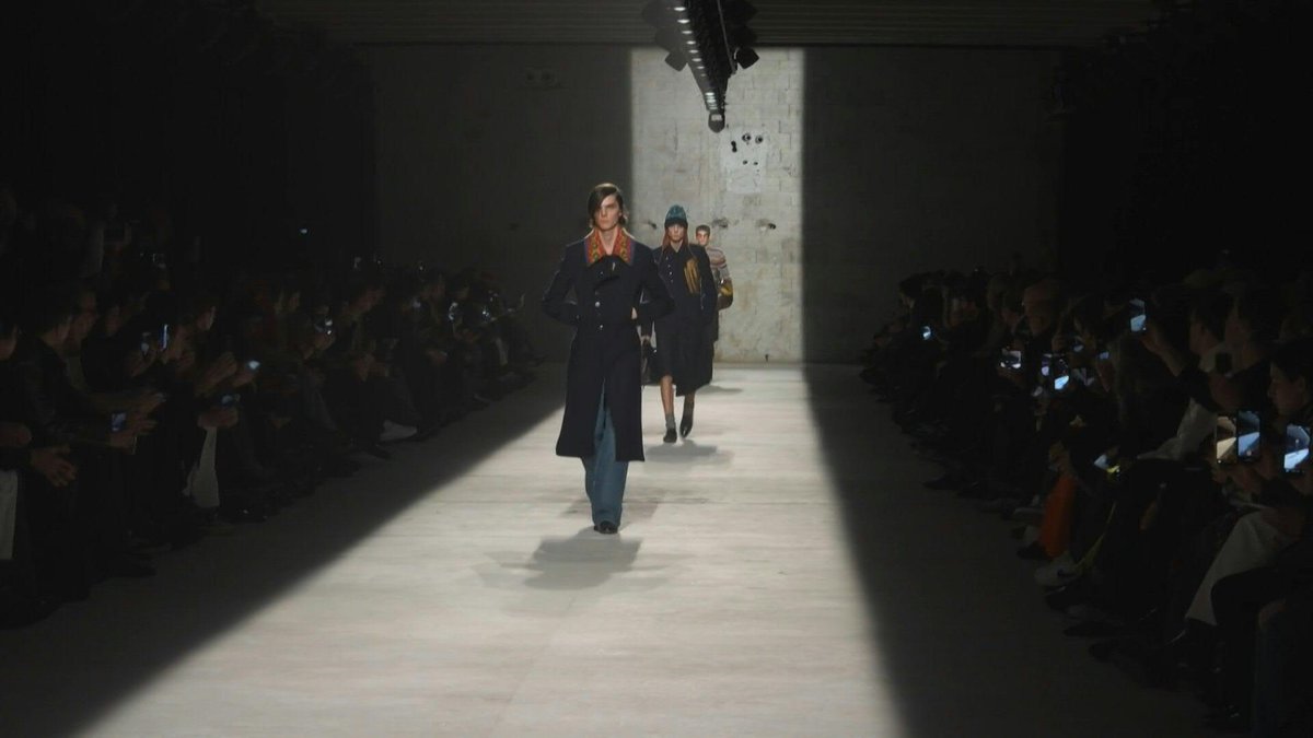 🇫🇷 Dries Van Noten launches collection in 'raw' Parisian venue Prized for a minimalist aesthetic and significantly lower costs than institutional venues, "raw" spaces are establishing themselves as a new playground for Parisian fashion shows.