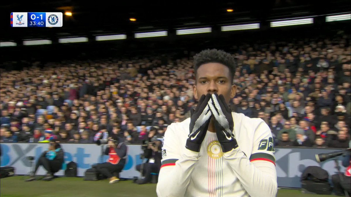 Estevao with a moment of beauty for Chelsea! 🤩