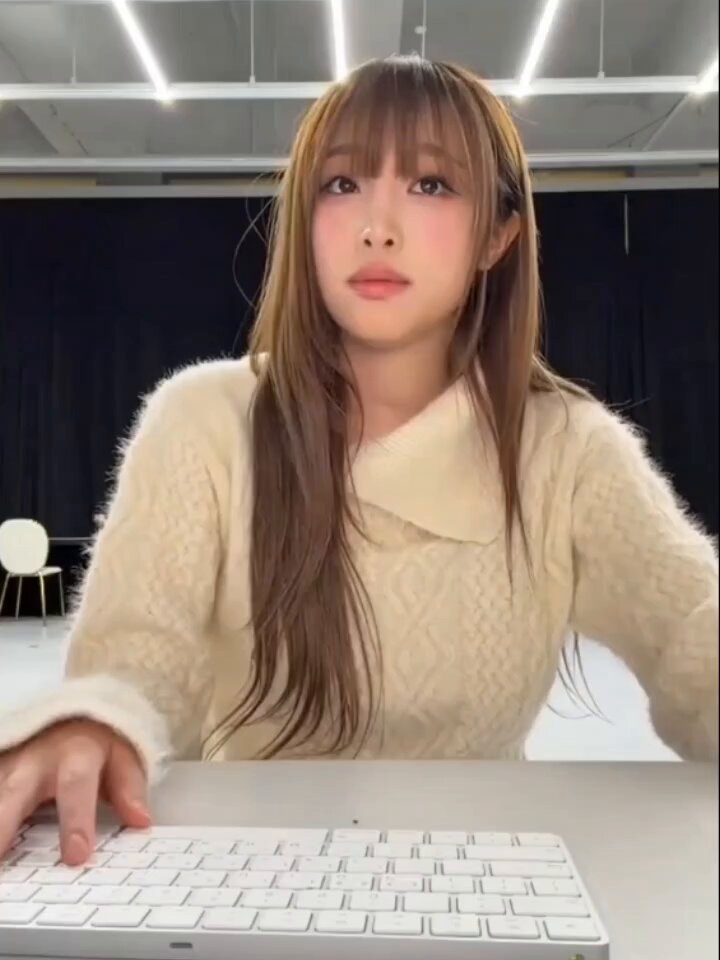 yena jamming to xo, my cyberlove by chuu