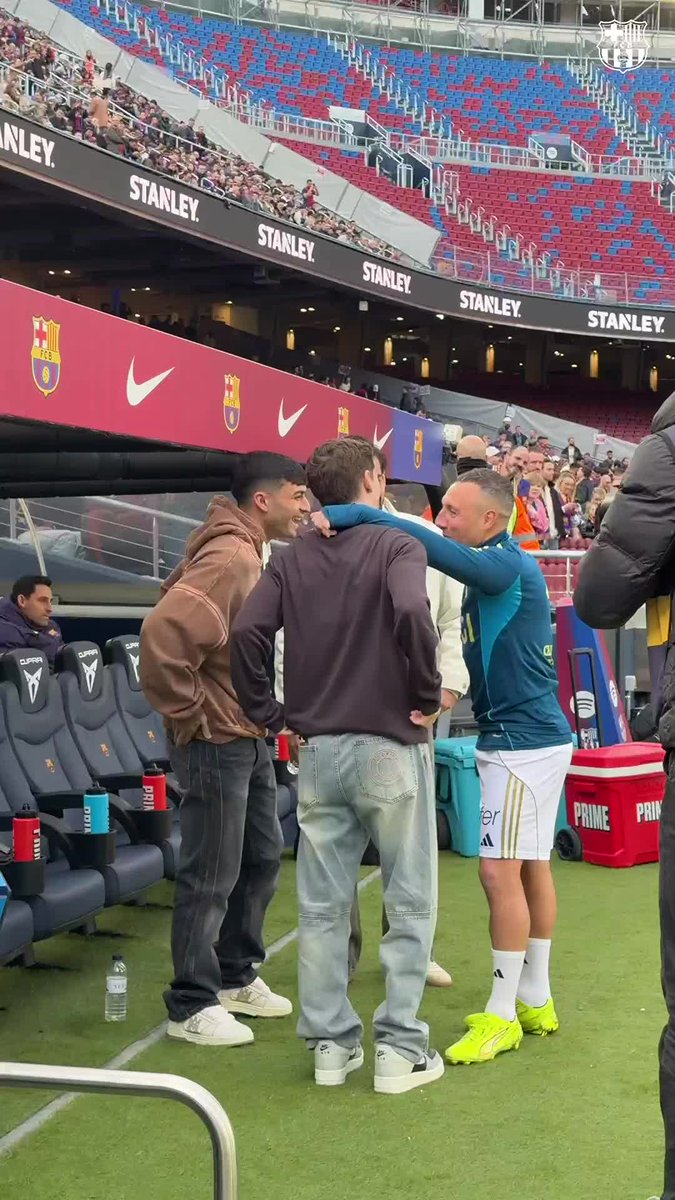 tres jugadores en sus veinte y sólo puede jugar el viejo 😭