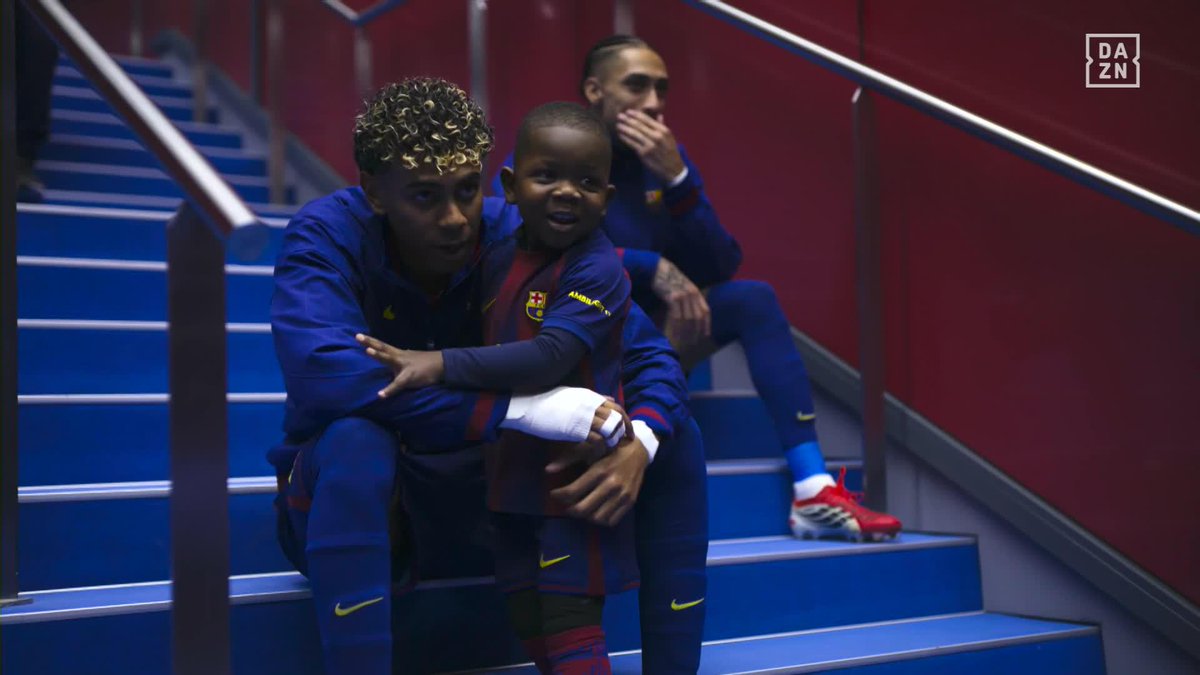UNA DUPLA QUE SIEMPRE NOS ALEGRA VER 😍 La preciosa imagen de Lamine Yamal con su hermano Kanye en el túnel de vestuarios #LALIGAenDAZN ⚽️