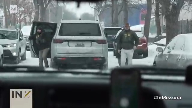 - "Siamo giornalisti italiani" - "Spacchiamo il finestrino e vi tiriamo fuori dalla macchina" Gli agenti ICE minacciano la troupe di #InMezzora a Minneapolis