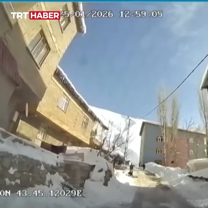 (Hassas) Hakkari'de kızakla kayarken otobüsün altında kalan 11 yaşındaki bir çocuk hayatını kaybetti.