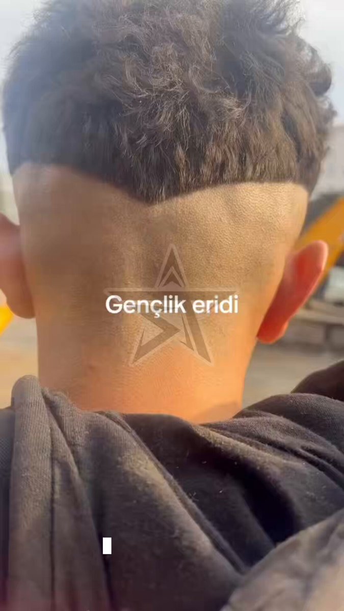 Adıyaman'da bir baba berberden gelen oğlunun hırt traşı olduğunu görünce "ulan berberler Allah hiçbir zaman yüzünüzü güldürmesin!" diyerek sinir küplerine biniyor.