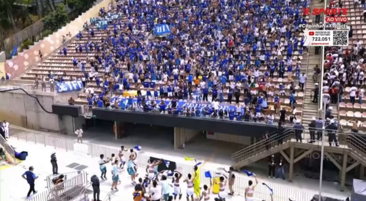 Pedrinho no meio da molecada comemorando o titulo do Cruzeiro na Copinha. 😆