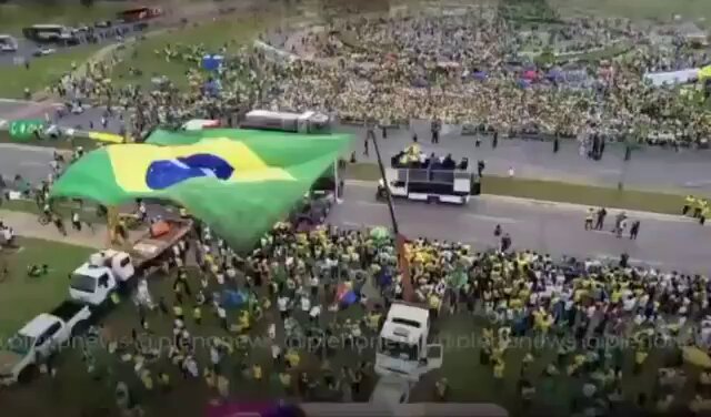 🚨| ÚLTIMA HORA: Miles de patriotas brasileños ya están en la Praça do Cruzeiro, esperando la marcha encabezada por el diputado de derecha Nikolas Ferreira.🇧🇷¡Brasil le dice NO al comunismo, SI a la Libertad!