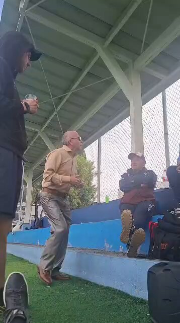 Con los panas del barrio, el centro de atención jujujujuju.