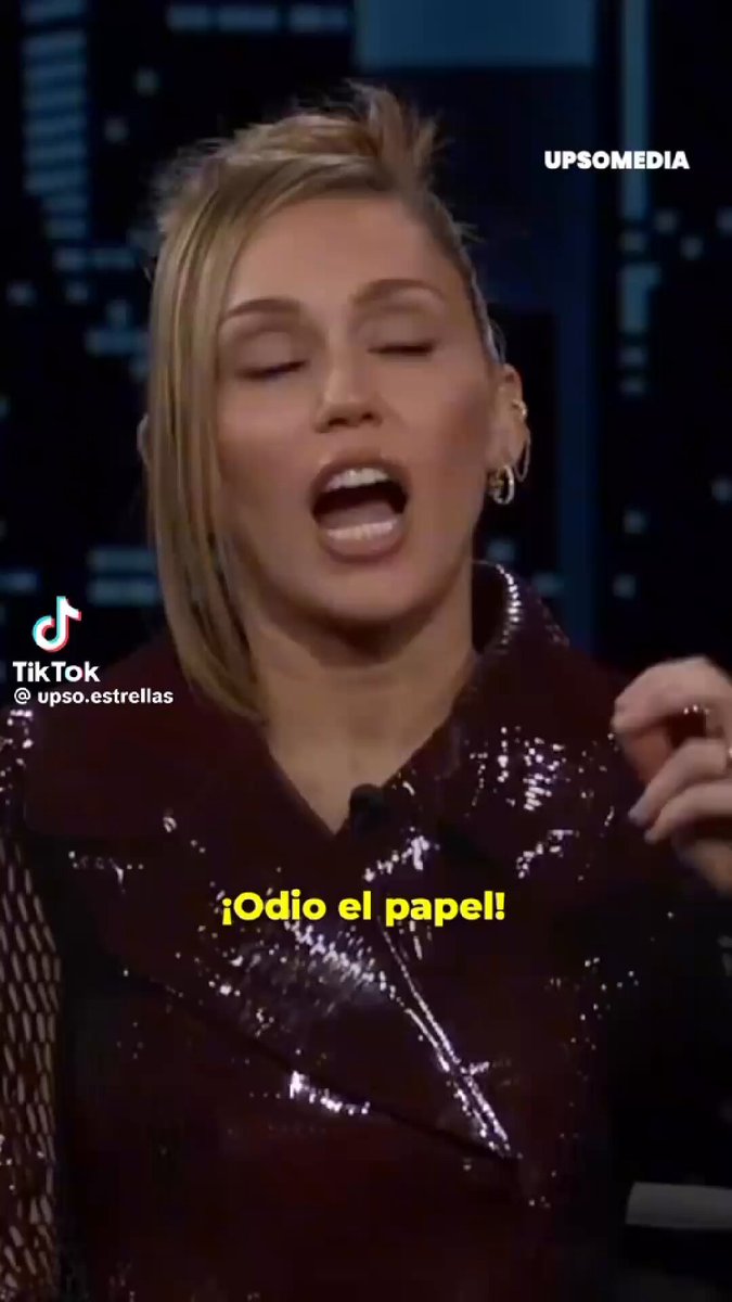 Miley Cyrus confesó en un programa de televisión que odia el papel y que incluso le provoca ganas de vomitar.