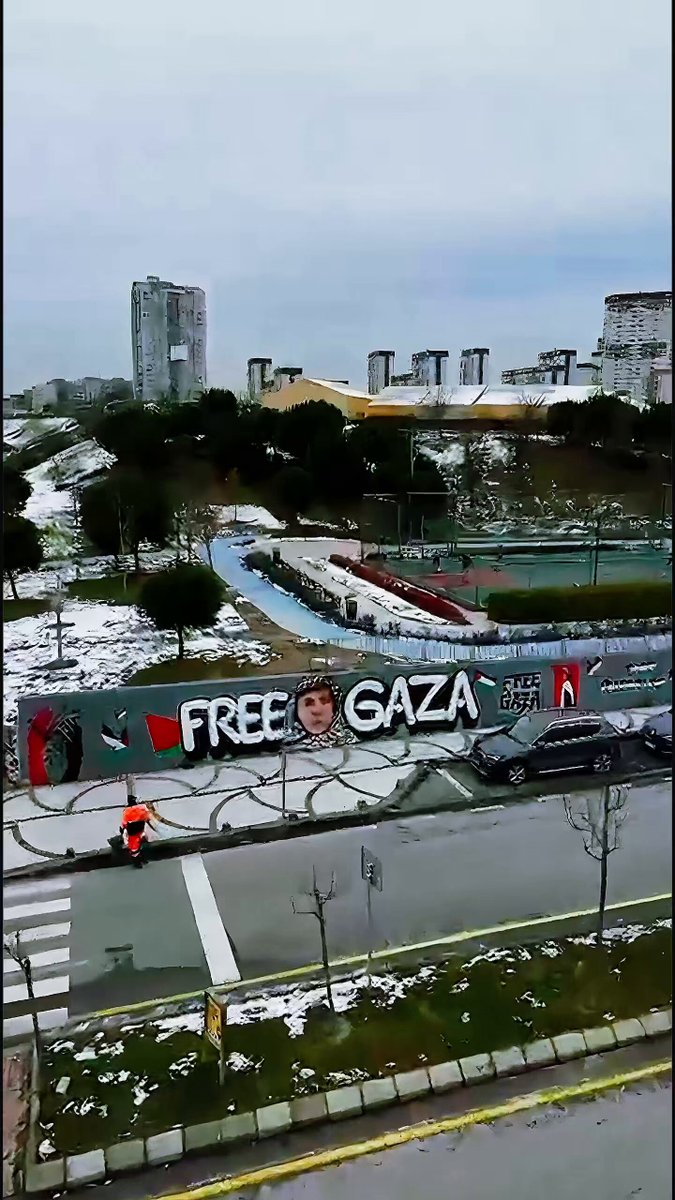 81 İlimizden Gazze’ye Selam Olsun! 🕊️ Başkanımız Tuğba IŞIK ERCAN öncülüğünde, Türkiye genelinde meydanları ve caddeleri birer tuvale dönüştüren kadın kolları teşkilatlarımız, çocukların umudunun resmini çizdi. Her bir fırça darbesi, Gazze’de yaşanan zulme karşı bir itiraz, Filistinli annelerin acısına bir ortaklık ve özgürlük mücadelesine bir selam niteliği taşıdı. Ortaya çıkan eserler, sadece birer görsel değil, Filistin davasına yönelik toplumsal duyarlılığın şehirlerin kalbindeki kalıcı sembolleri haline geldi. Zulmün karşısında susmayan kadınlar olarak, #GazzeyiUnutmuyoruz 🇹🇷🇵🇸