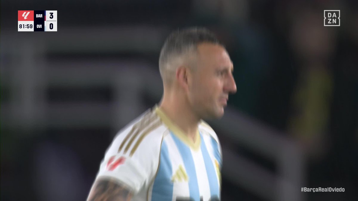 Uno de los templos del fútbol reconociendo a una leyenda como él 👏🏻 Así recibió el Camp Nou a DON Santiago Cazorla 🎩 #LALIGAenDAZN ⚽️