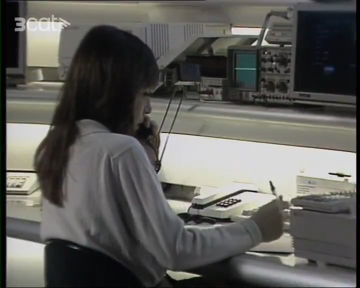 Si us demaneu de què parla aquest reportatge de l'any 1991, del programa "Més enllà del 2000" , és que sou molt jovenets, però ja advertim que encara se'n poden trobar en oficines. No és un aparell vintage, és immortal. Parlem del... fax! 📠😂