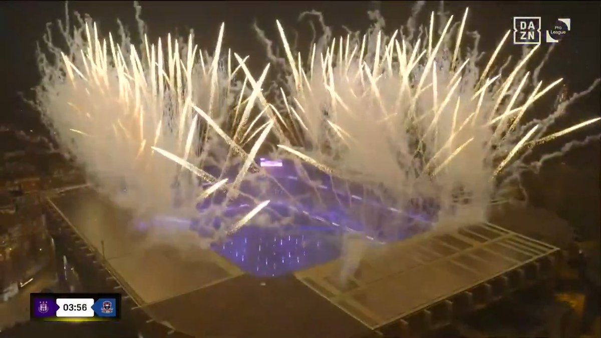 🎆 | RSC Anderlecht brengt hulde aan Grand Jojo met een show georganiseerd door Stromae. 🎶🇧🇪 Bekijk #ANDDEN NU in de DAZN-app!