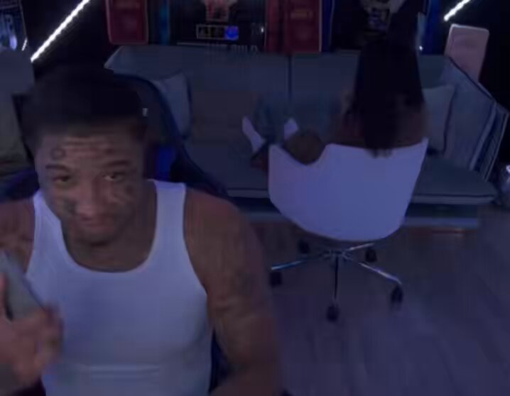 Blueface called Stunna Girl while they were in the SAME room since she was mad at him, and she FOLDED to his tactic admitting that he manipulated her 😭❤️‍🩹