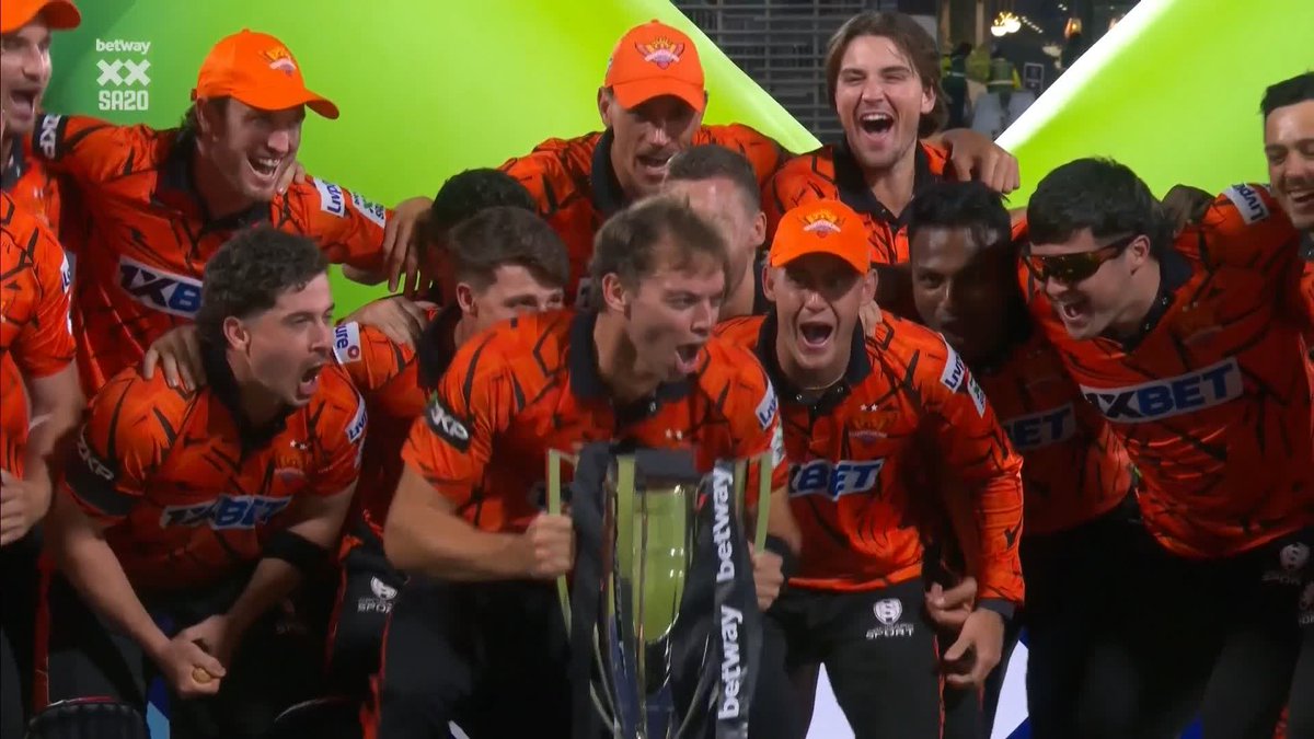 Sunrisers Eastern Cape lift the 2026 SA20 trophy! 🏆🍾
