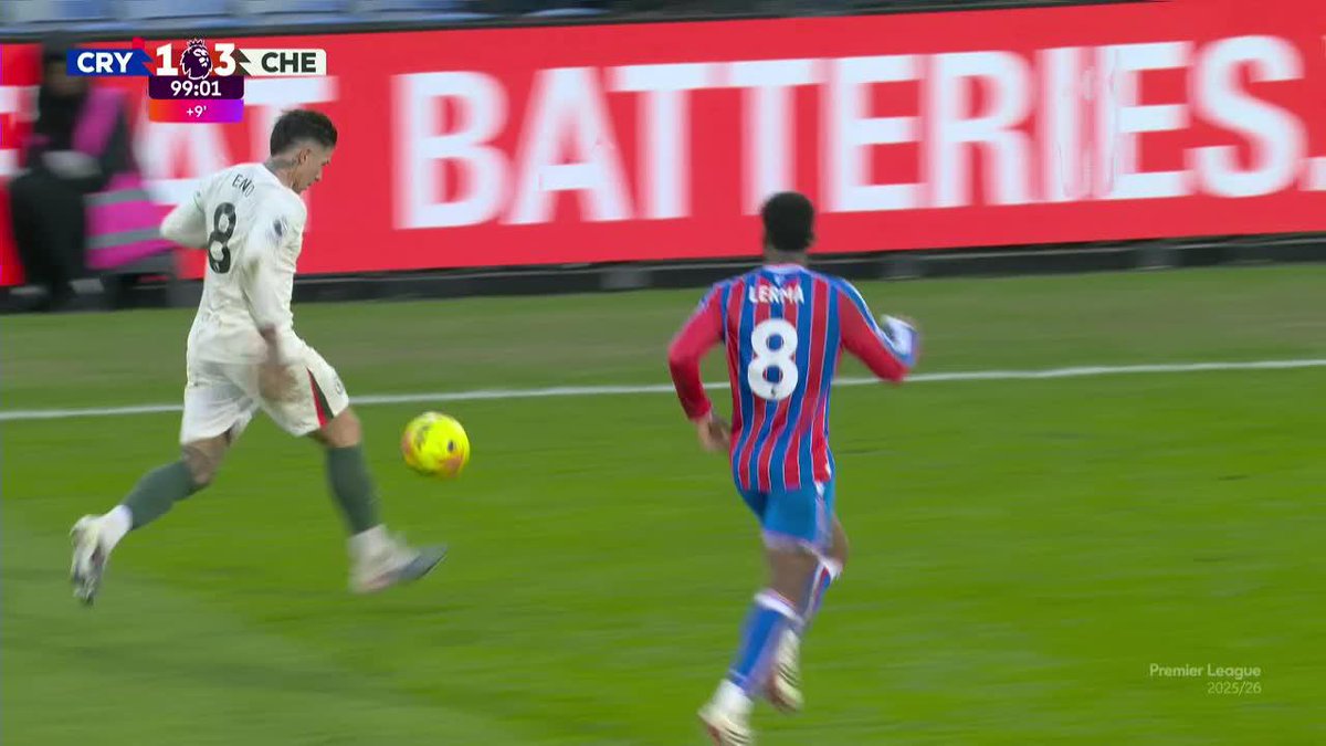 AH BUENO... ¡BAJALA ENZO! El campeón del mundo se divirtió un poco en el final del partido ante Crystal Palace: ¡controló y se puso a hacer jueguitos! 📺 Mirá la Premier League por #DisneyPlus Plan Premium