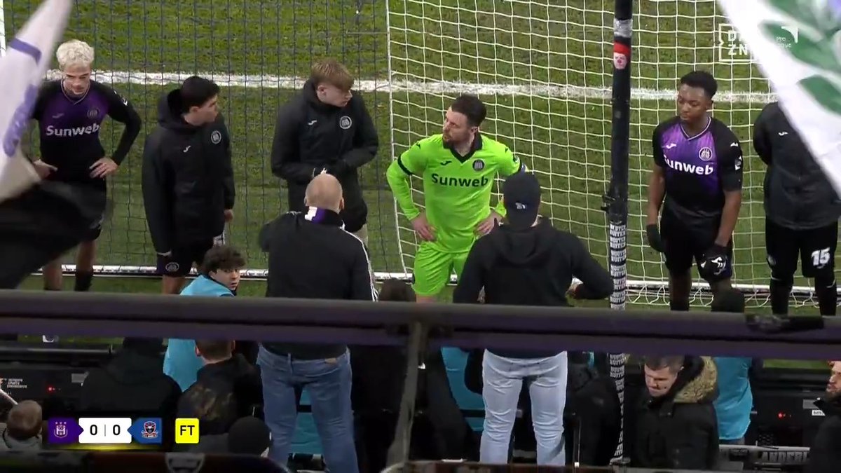 👀 | De supporters van RSC Anderlecht tonen hun ongenoegen! 😅🔈 #ANDDEN