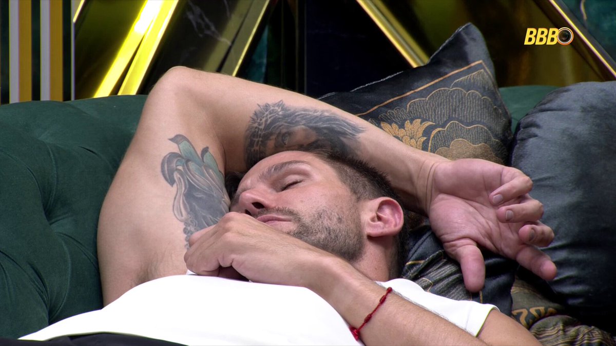 Gabriela: “Você tem tudo isso de pelo debaixo do braço? Posso passar a mão?” Jonas: “Não. Meu suvaco é pra poucas passarem a mão.” Gabriela: “Nossa, que horror…” #BBB26