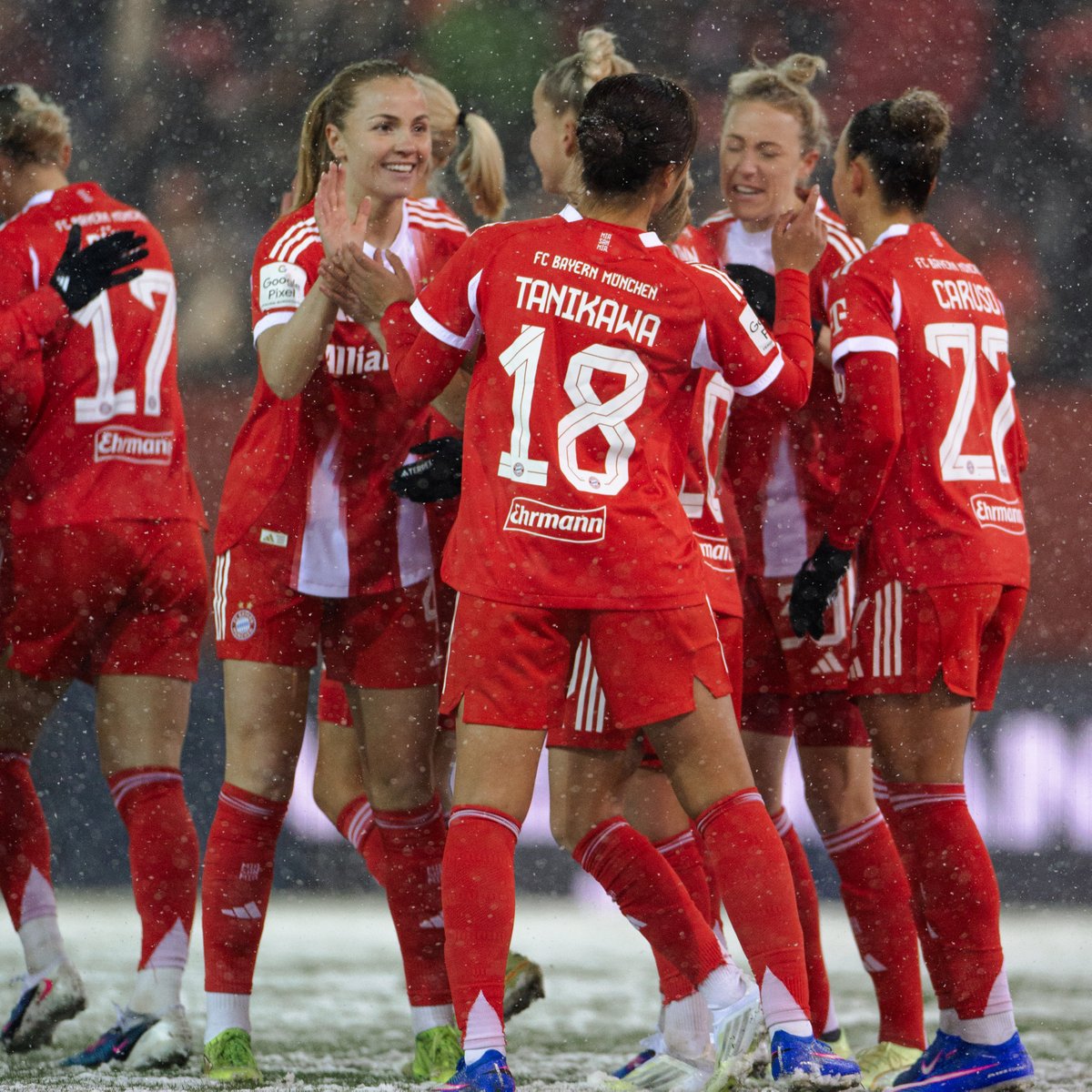 Heimsieg im Schnee. 😍❄️ 📺 Die Highlights von #FCBRBL in voller Länge auf FC Bayern TV PLUS: