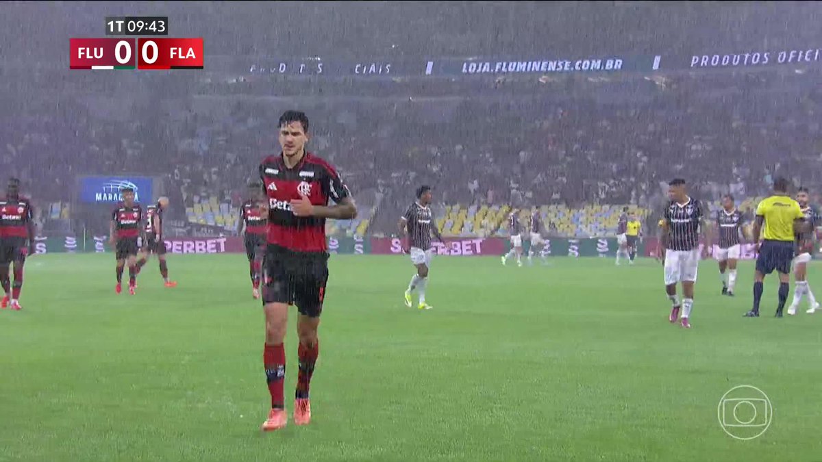O momento em que o Fla-Flu foi paralisado por conta da forte chuva. 🎥 TV Globo 📺 | ge