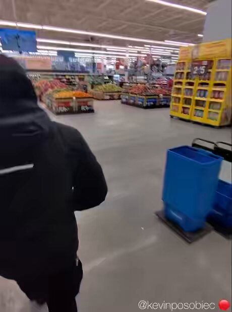 🇺🇸 Minnesota Walmart Man: “Hand warmers?” Employee: “Chicken?”