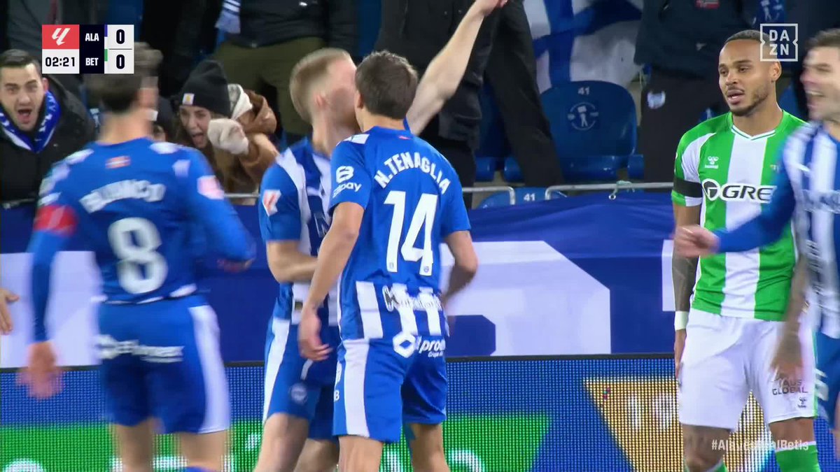 Las lucha como ha hecho toda su vida Las clava porque ama y siente el Deportivo Alavés Carlos Vicente es puro Deportivo Alavés 🤍💙 #LALIGAenDAZN ⚽