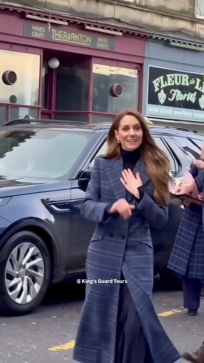 Princess Kate’s assistant Natalie Barrows twinned with her in an almost identical tartan coat on an engagement in Stirling, Scotland. Kate, 44, showed her usual grace and sweetness as she interacted with fans 🥹 #katemiddleton #royalfamily 📽️: kingsguardtours