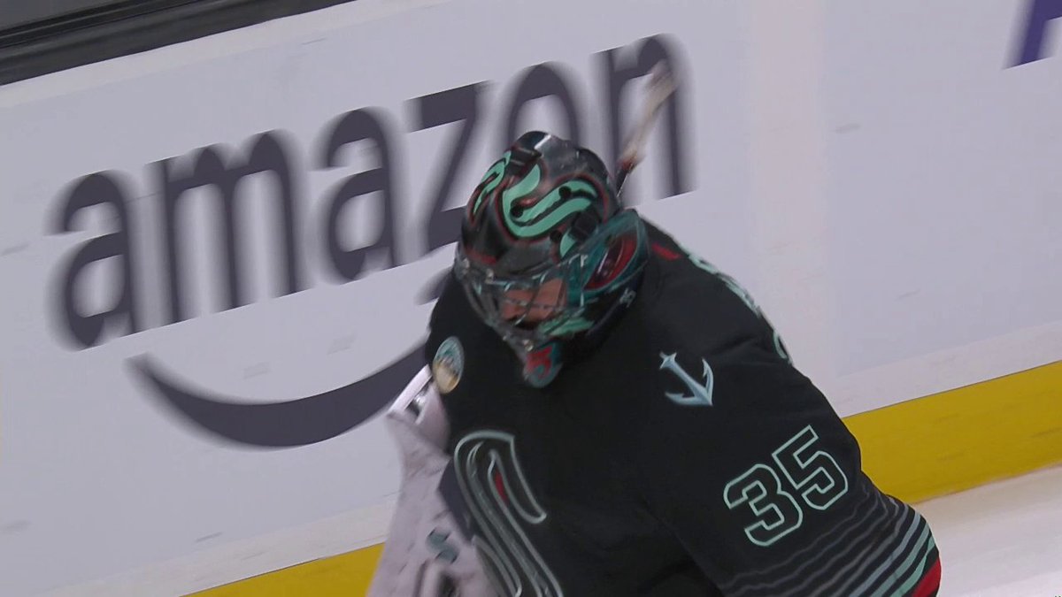 Joey Daccord really, really wants to score a goalie goal 😅