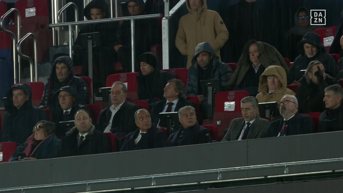 Un palco pasado por agua... ¡y con Joan Laporta cantando! 🎶☔ #ElPost ⚽