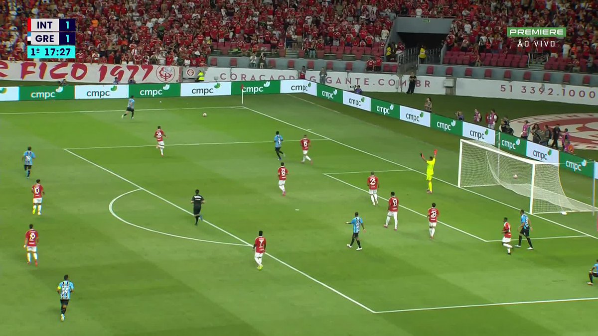 Fechou o tempo no Gre-Nal. Marlon, do Grêmio, chutou a bola e acabou acertando alguém atrás das placas de publicidade, causando revolta nos jogadores do Internacional. 🎥 Premiere | ge