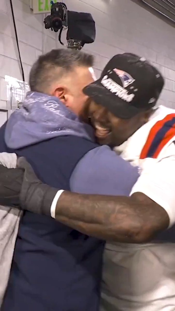 Mike Vrabel hugged just about everyone in the tunnel 🫶