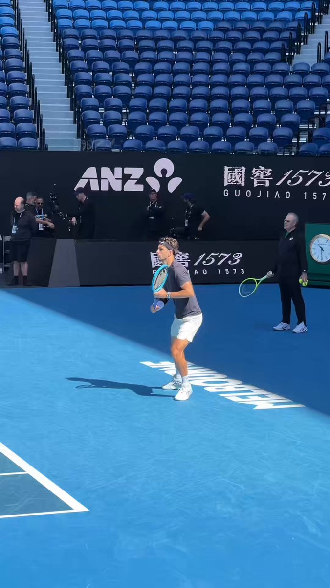 Marathon man of the tournament Lorenzo Musetti getting warmed up 🔥 #AO26