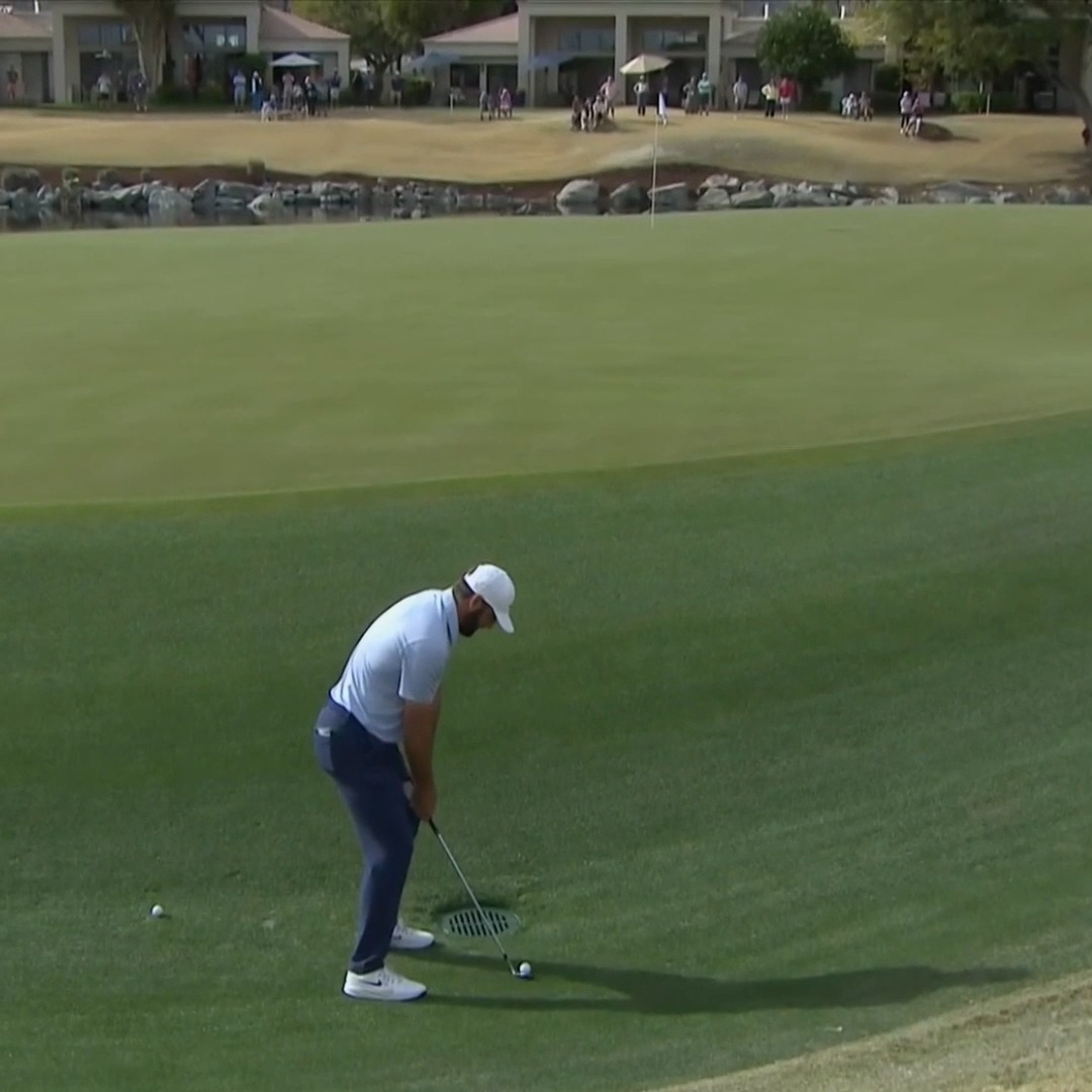Watch this chip by Scottie Scheffler. The weekend golfer leaves this 20 feet short or blades it into the water. No exaggeration, Scottie almost holed like 10 chips this week. His chipping is absolutely insane. He wins the Masters by 5. ✅💰