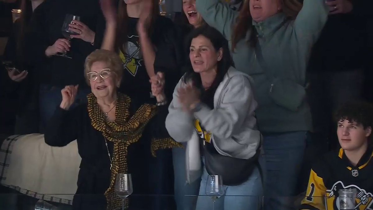 Please enjoy this compilation of Ben Kindel's family loving what they're seeing tonight 🙌