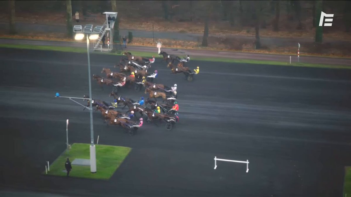 「ホッカイドウジエル‼️」 🇫🇷フランス・パリのヴァンセンヌ競馬場で行われた第１０５回「#アメリカ賞」のレース映像🎦約３分間の過酷な馬車の旅、泥だらけの人馬、雨の中で歓声を上げる大観衆、ゴール前の大接戦、見応え十分です👊 #繋駕速歩競走