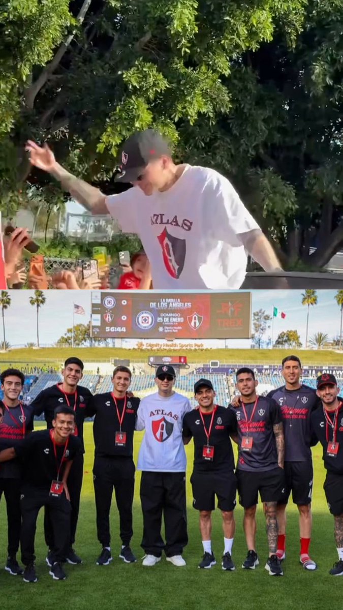 ¡EL MÁS ROJINEGRO! 🤩 🇲🇽 Peso Pluma se paró para alentar con la afición del Atlas, que asistió al partido amistoso en Estados Unidos. Después el cantante mexicano convivió con los jugadores previo al partido. 🔴⚫️