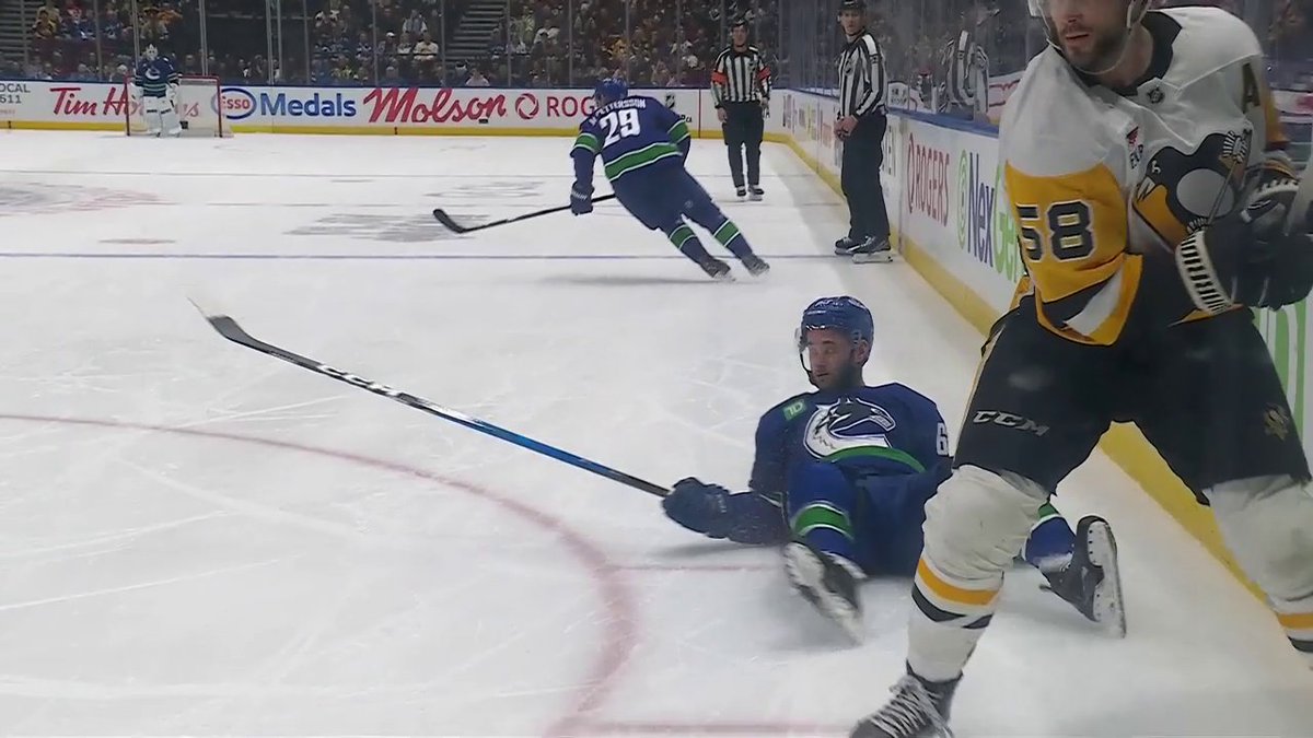 Kris Letang with a textbook hit on Max Sasson! 💪