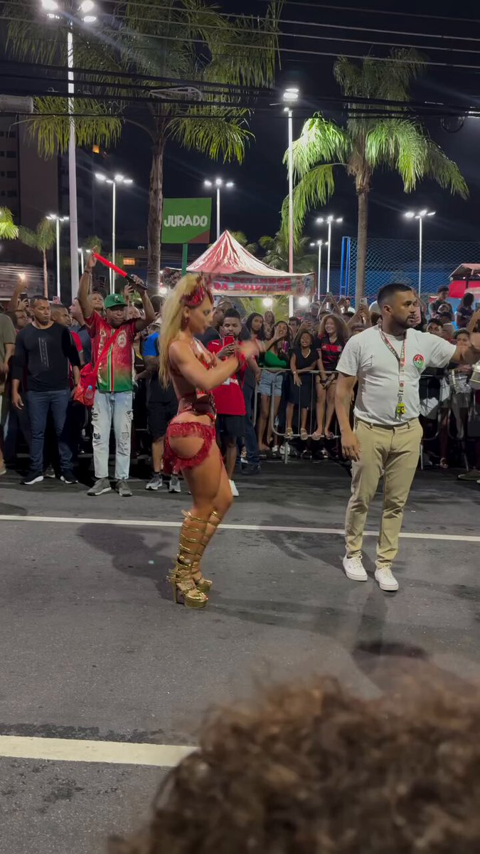 Alô, Virginia! A Grande Rio fez seu último ensaio de rua antes de atravessar a Marquês de Sapucaí, neste domingo (25). Virginia Fonseca, rainha de bateria da agremiação, marcou presença no evento, em Duque de Caxias. ❤️💚 🎥: Monique Arruda
