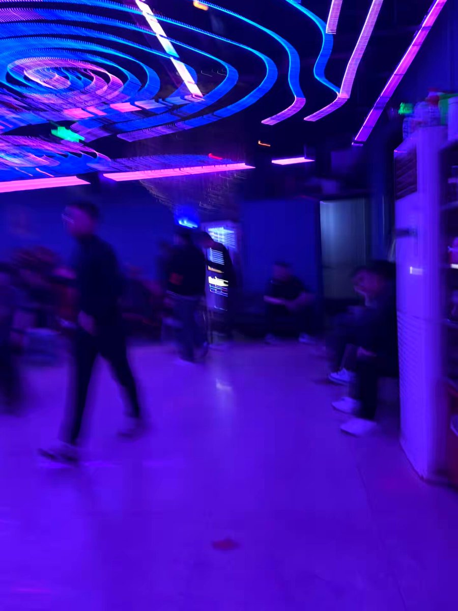昨天去体验了下成都有名特色“莎莎舞”完全颠覆我的三观在里面不止除了跳舞你能想象的全部都有。