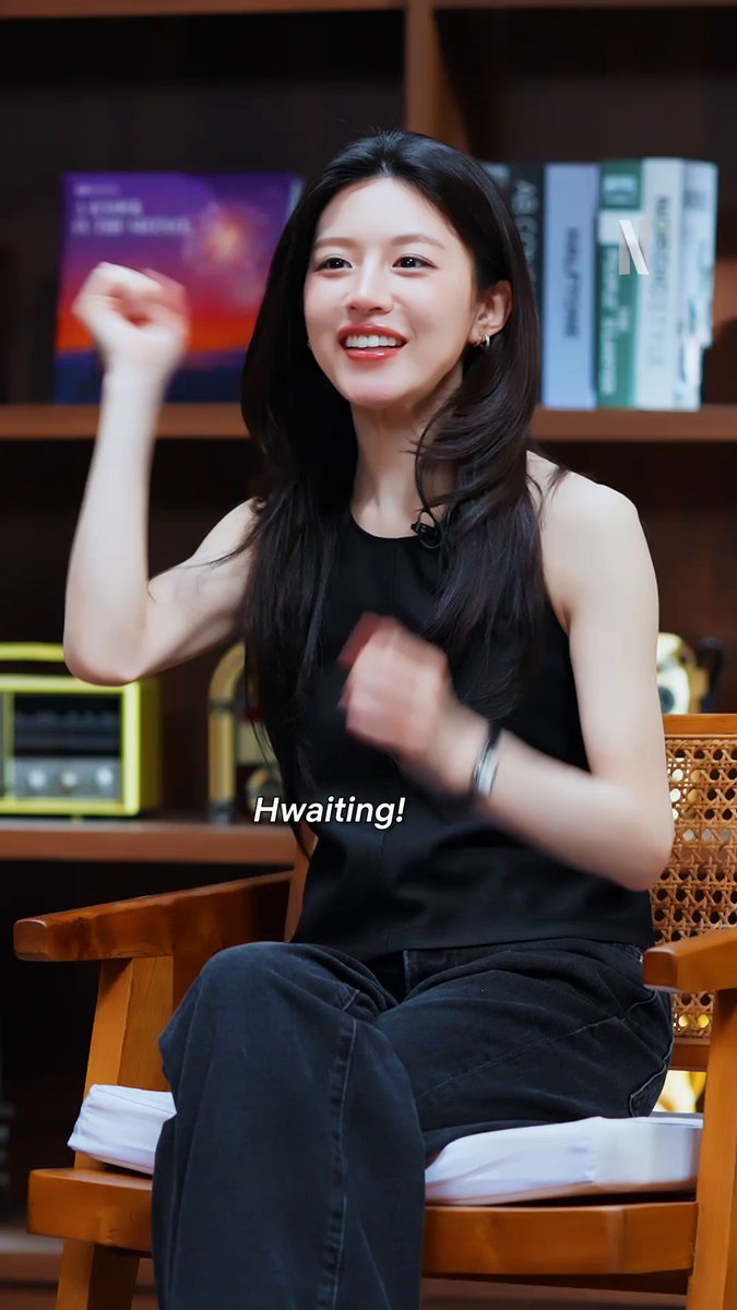 Jangan harap aku kasih kendor ya, yeorobun... 🤭 Ngeliatin gerak-gerik gemes Papago Couple nyobain gestur warga SEAblings gini pasti bikin kamu makin kecintaan sama mereka 🥰 💕