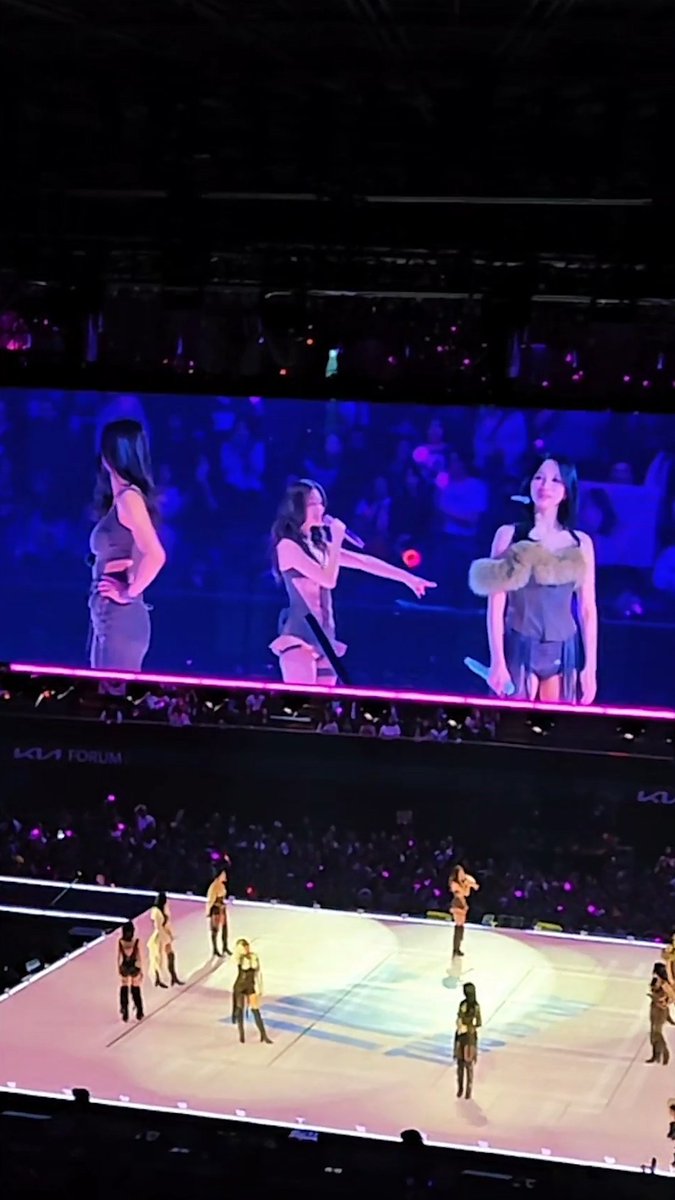 SANA CALLING OUT SOMEONE FOR BEING ON THEIR PHONE AND EVERYONE INCLUDING SOME MEMBERS BOOED THEM 😭😭