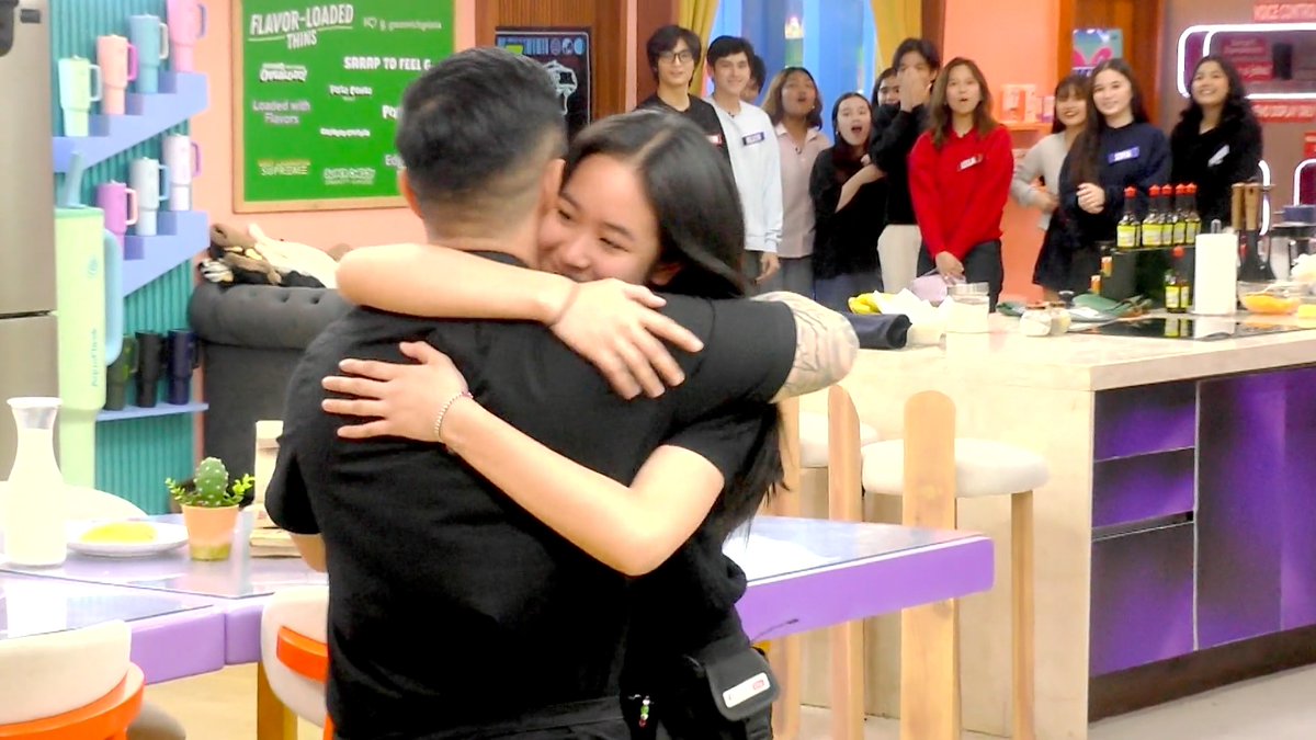 #GMAPBBCollab #Teaser: THE PBB BISTRO OPENING 🔜 May Papa Chef pa na tutulong sa housemates para sa kanilang Weekly Task! 👀🧑‍🍳 Tutukan ang #PBBCollab20PapaChef mamayang gabi! 🏠✨ Watch #GMAPBBCollab on weekdays at 9:40 PM and on weekends at 6:15 PM on GMA! For PBB All-Access Livestream, visit: